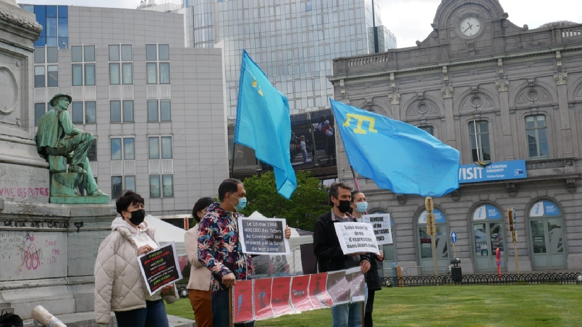 В Брюсселе у Европарламента прошел пикет в 77-й годовщины депортации крымскотатарского народа